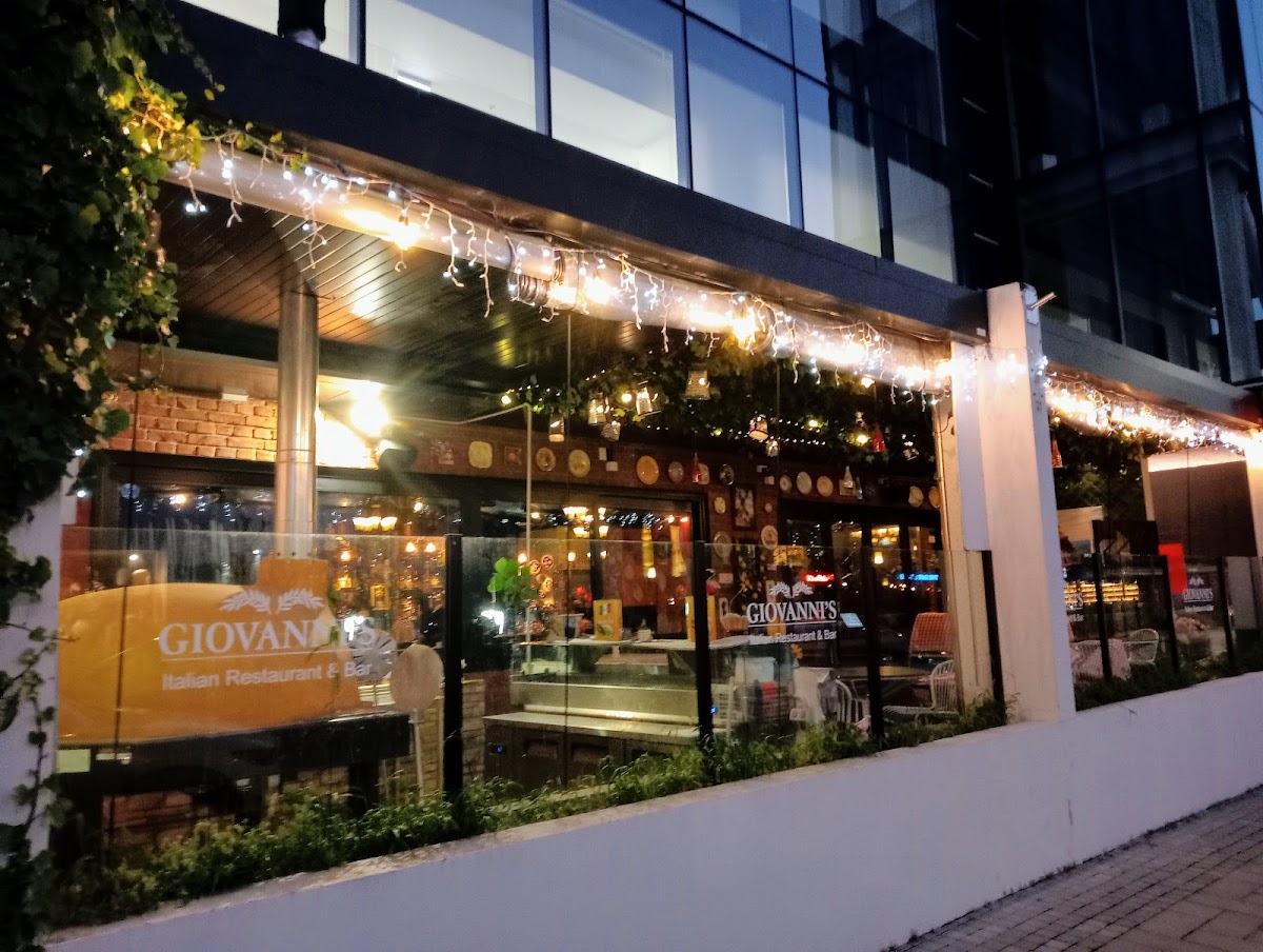 Giovanni's Restaurant & Bar