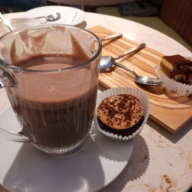 Boisson Chocolaté Et Petit Gateau