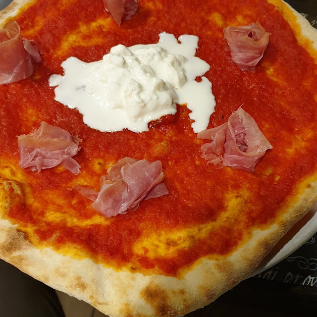 Pizza Con Stracciatella Con Ciuffetti Di Crudo