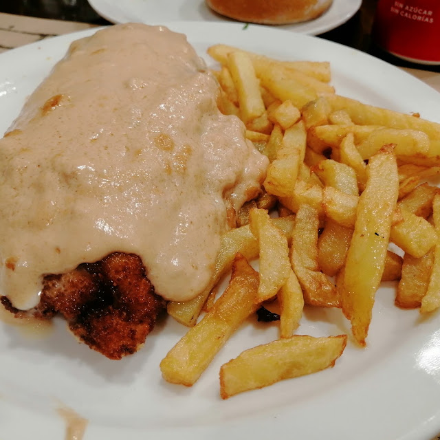 Pechuga Empanada Con Salsa de Champiñones Y Papas Fritas