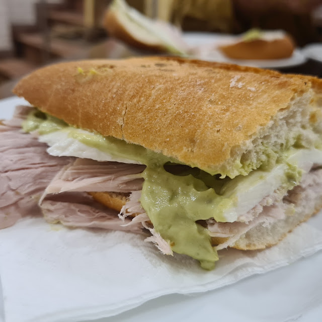 Bocadillo de Pata Aguacate Y Queso