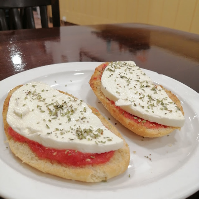 Tostadas de Queso Tierno Y Tomate