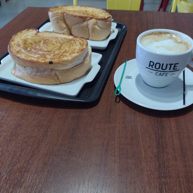 Pão de Semolina Na Chapa E Uma Média