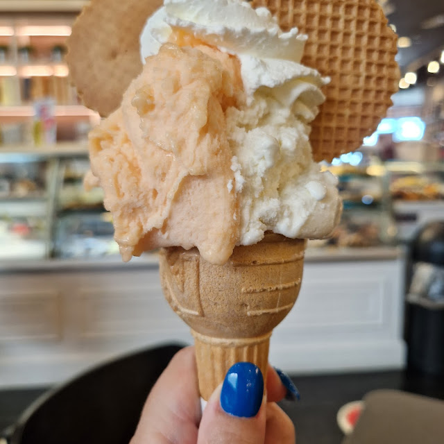 Cono Gelato Melone E Cocco Con Panna