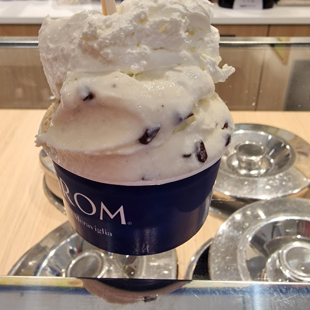 Stracciatella Und Nocciola With Cream