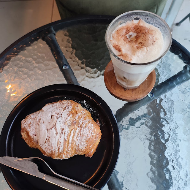 Cappuccino Ice Dan Croissant Almond
