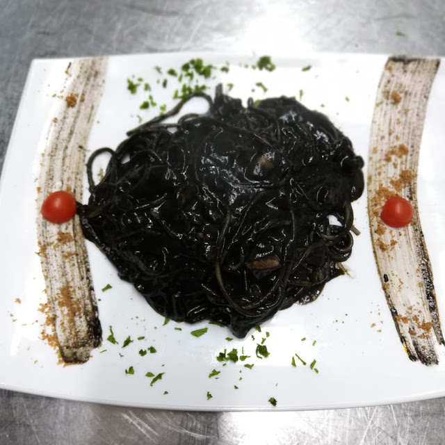 Fettuccine Al Nero Di Seppia E Ricci Di Mare