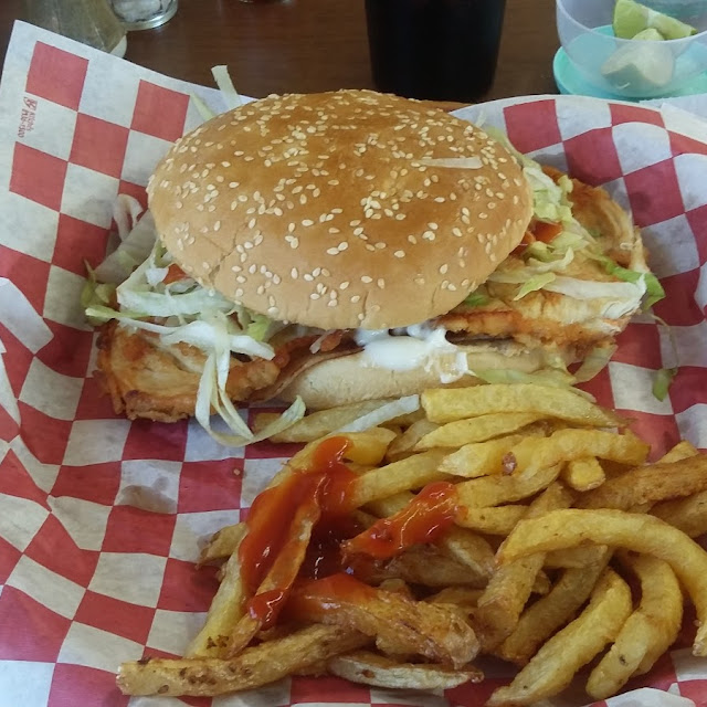 Hamburguesa Pollo Especial Esta Bien Perrona Y Hasta Sopita Tedan Rico Rico Para Deleitar Tu Paladar