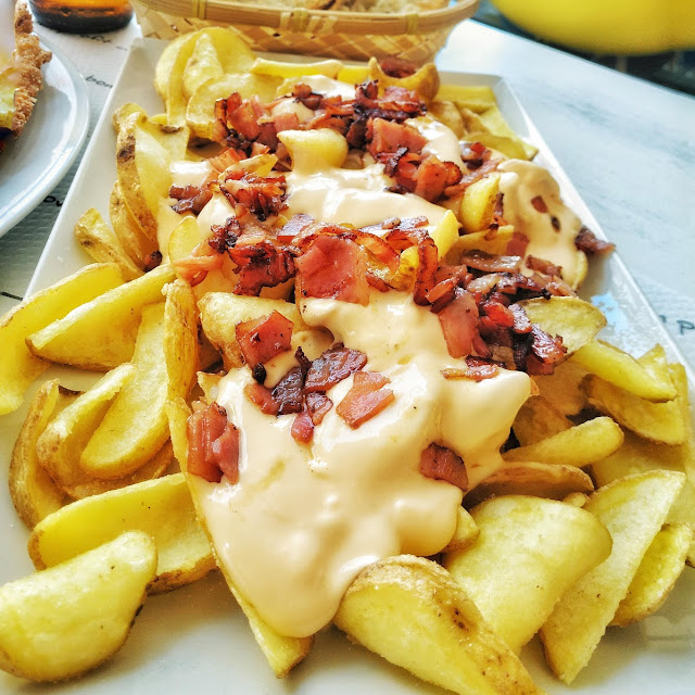 Patatas Fritas Con Bacon Queso