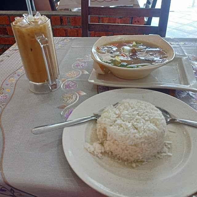 Nasi Putih Dengan Sup Tulang Dan Air Nescafe AIS