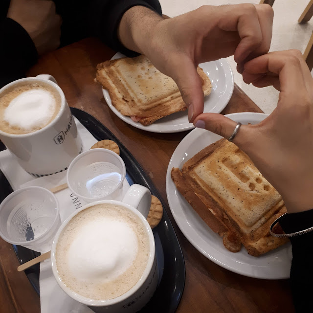 Café Con Leche Y Sellado de Jamón Y Queso