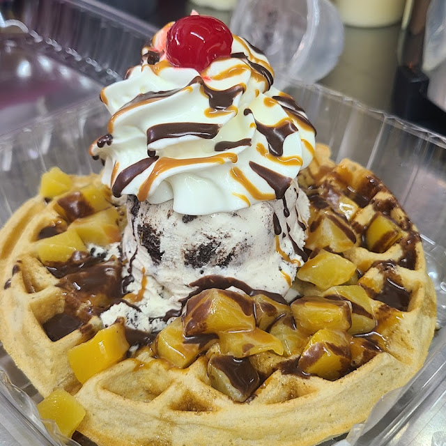 Waffle Helado Fruta and Hot Fudge