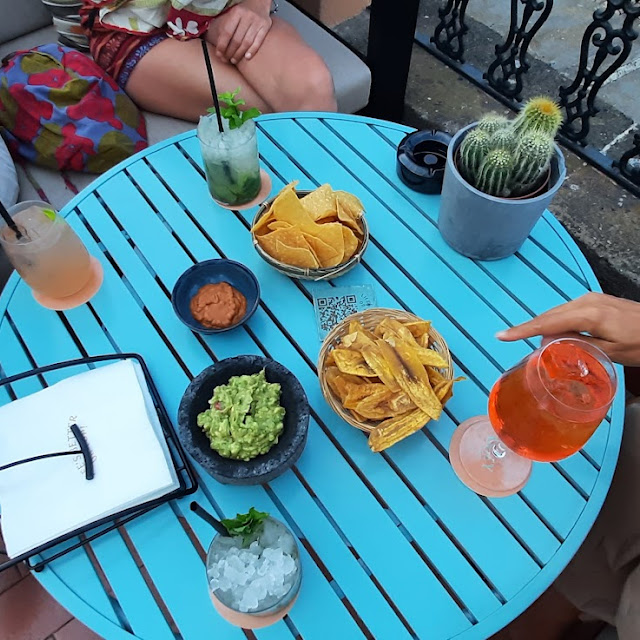 Nachos Con Guacamole E Platano Fritto