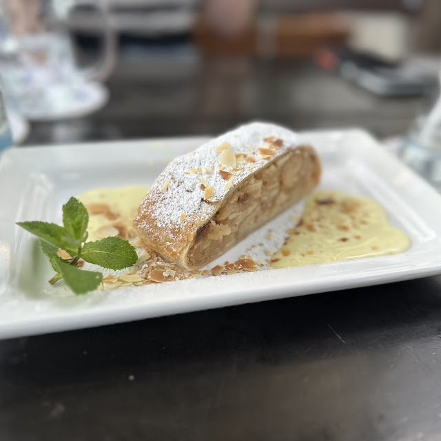 31-lauwarmer Apfelstrudel