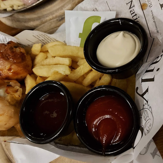 Hendl-haxen Mit Pommes Frites Und Bbq-dip