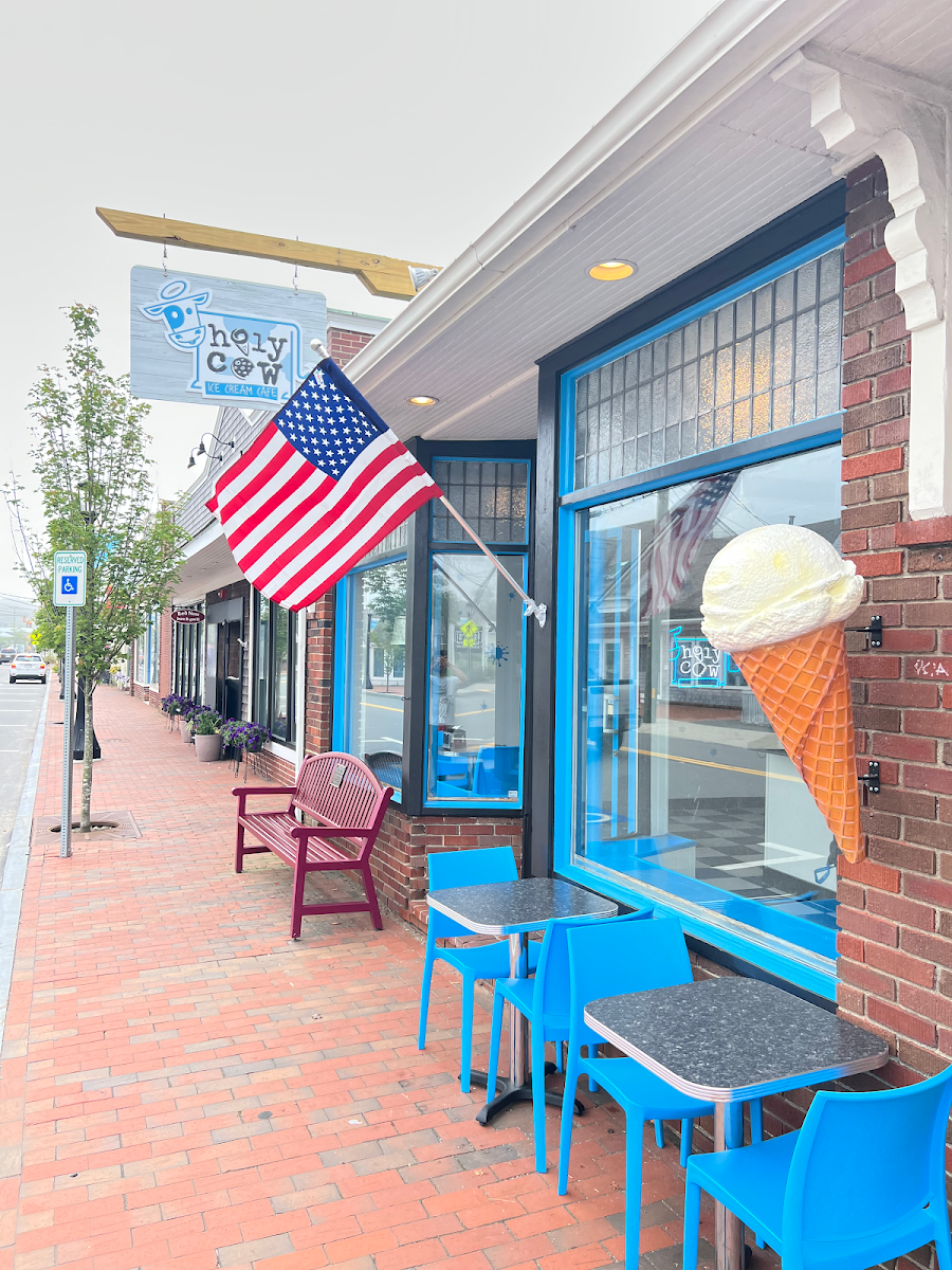 Holy Cow Ice Cream Cafe - Dennis Port