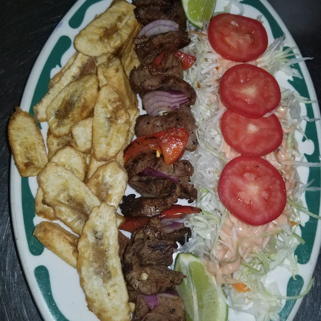 Picadera de Chicharrón Con Tajadas Y Ensalada