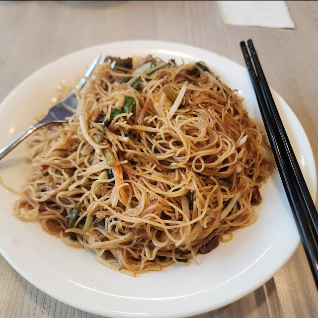 雪菜火鴨鴛鴦絲米 Braised Vermicelli Withroasted Duck and Preserved Vegetables
