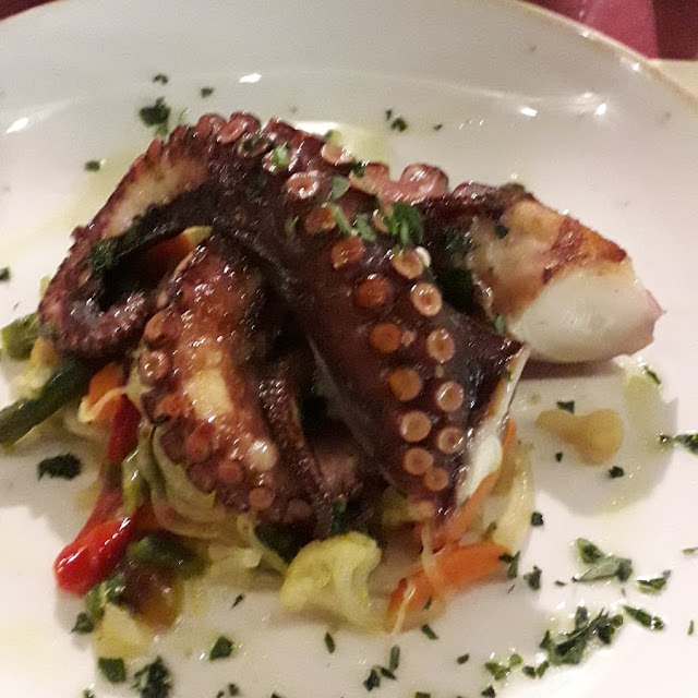 Tentacolo Di Polipo Su Verdurine Saltate