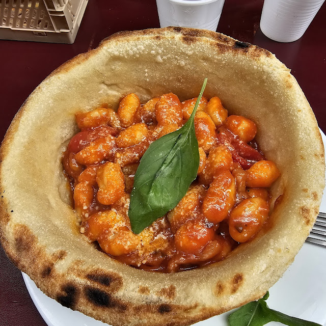 Gnocchi All'amatriciana Serviti Con Pasta Pizza