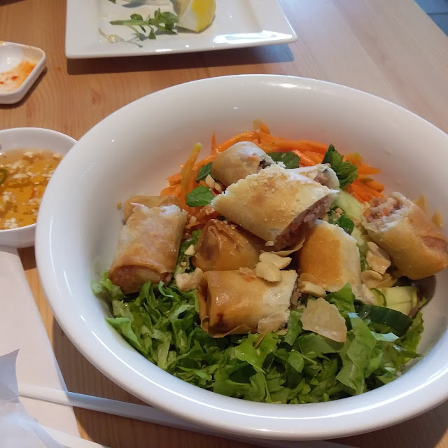 Bun with Spring Rolls