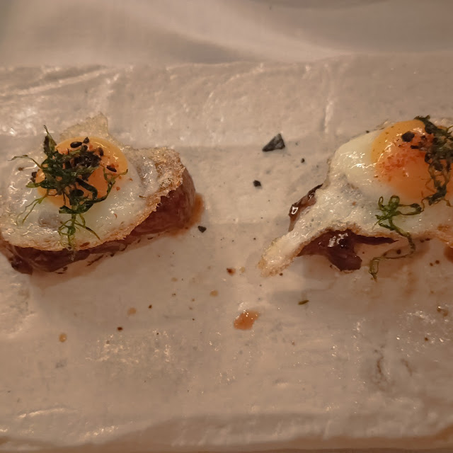 Nigiri de Buey de Kobe Con Huevo de Codorniz Y Salsa Yokiniku