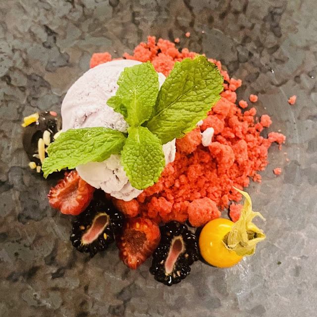 Frambuesas Y Helado de Violetas