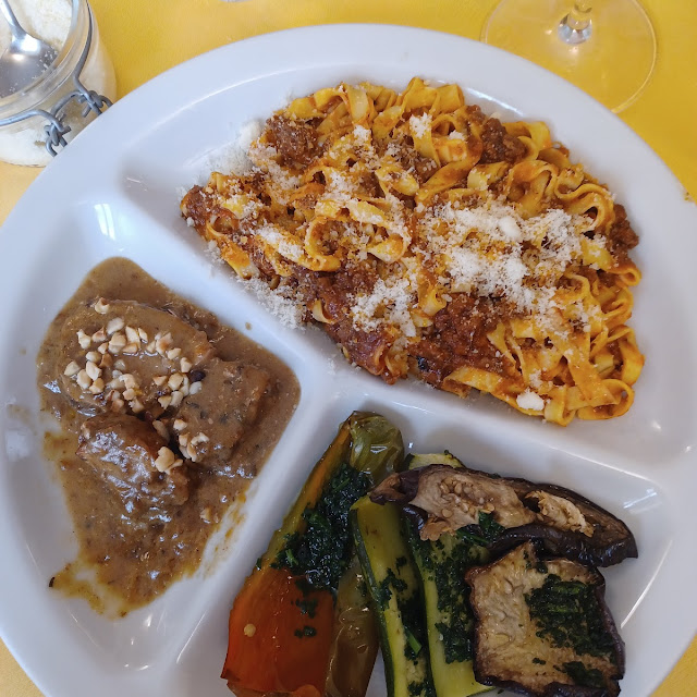 Tris Di Carne Di Maiale Con Noci Tagliatelle Al Ragù E Verdure Tutto Stupendo