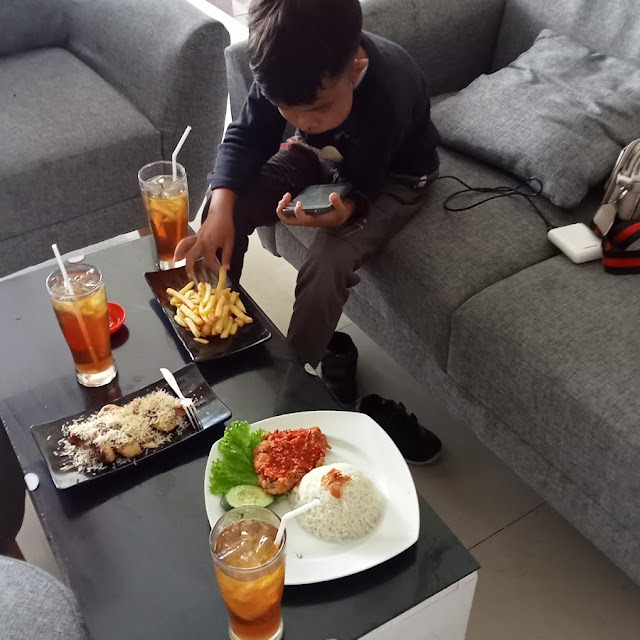 Es Teh Ayam Geprek Kentang Goreng Dan Pisang Bakar