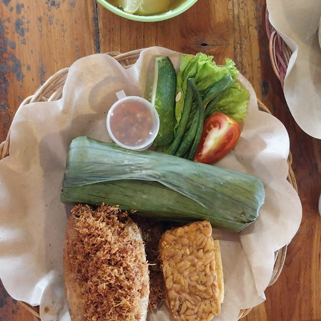 Nasi Timbel Komplit Ayam Goreng