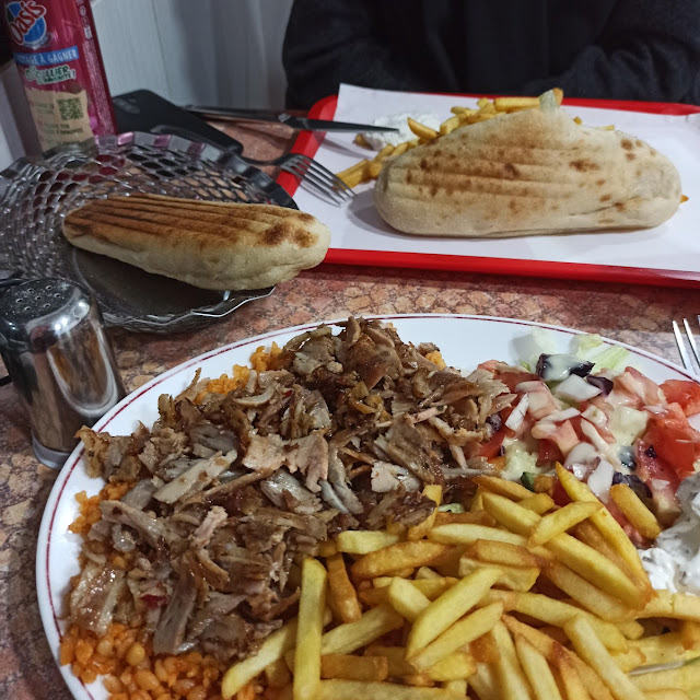 Pommes Frites Kebab Und Salat