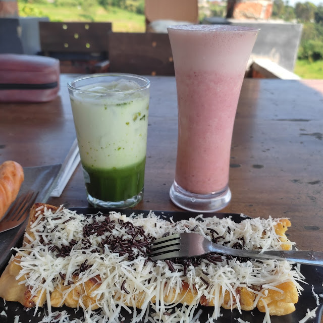 Matcha Latte Dan Milk Shake Strawberry