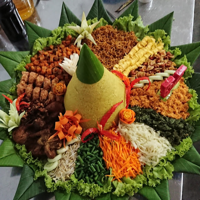 Tumpeng Nasi Kuning Untuk 10 Org