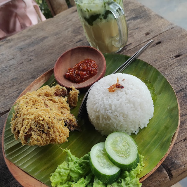Nasi Ayam Goreng Lalap