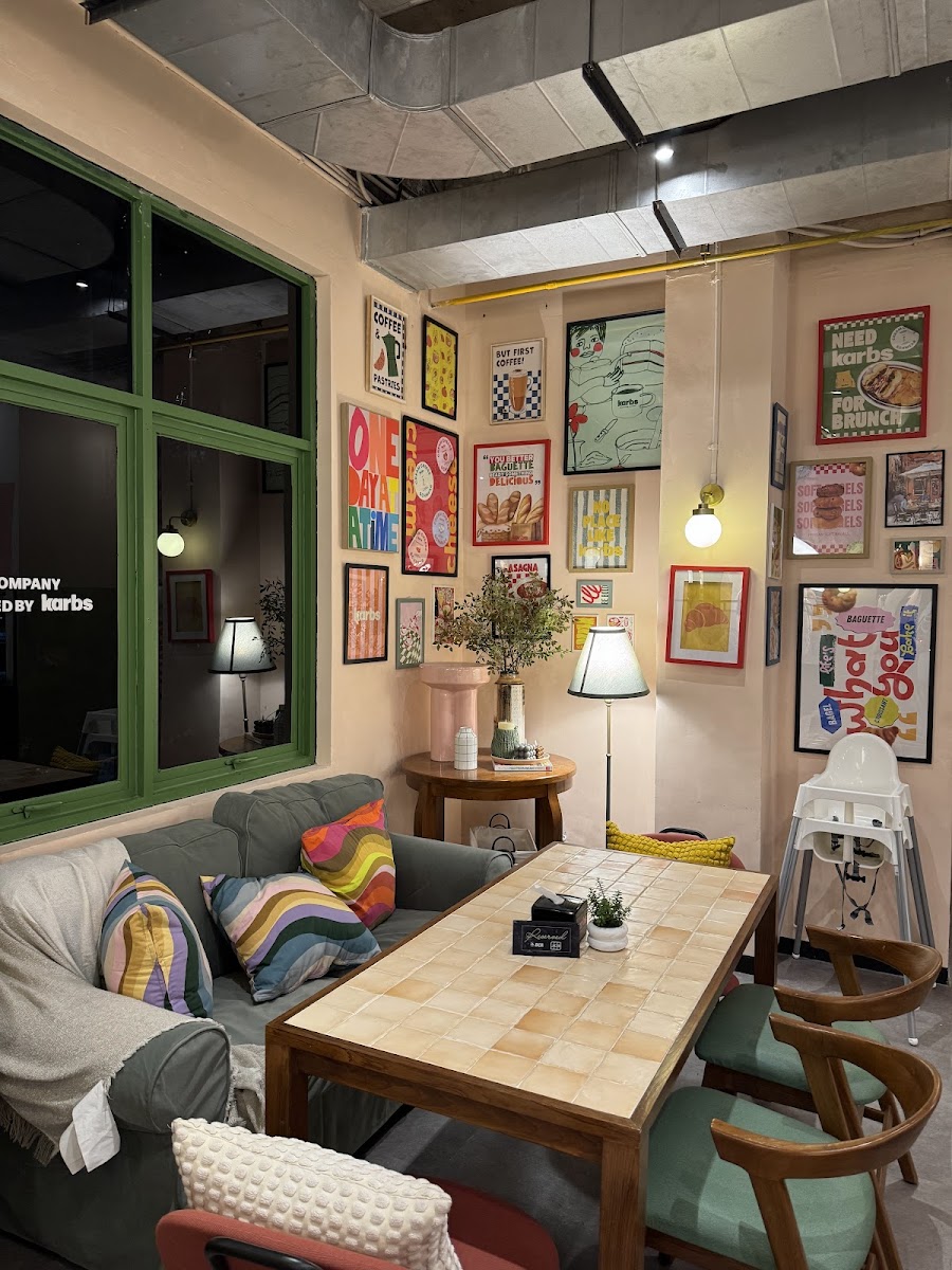Karbs Cafe, Araya