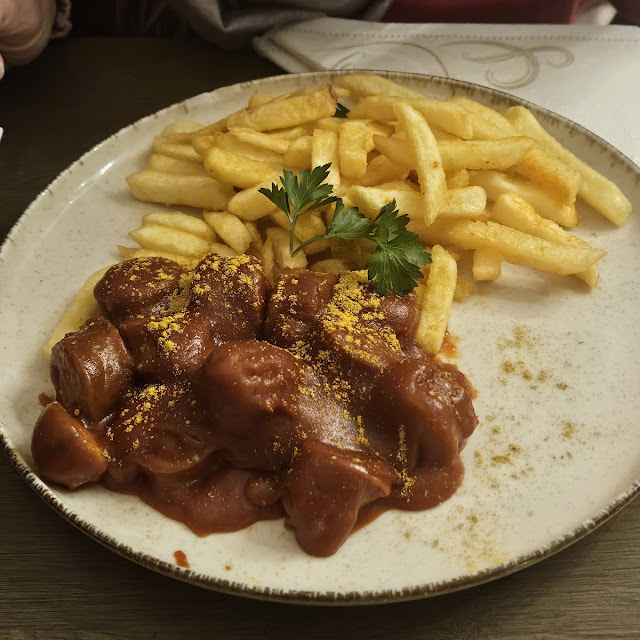 Currywurst Mit Pommes Frites