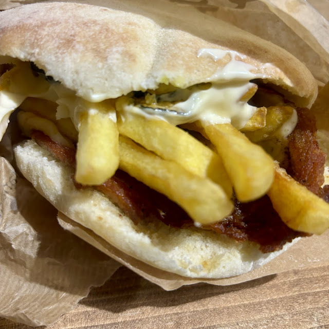 Panino Con Porchetta Patatine E Zucchine