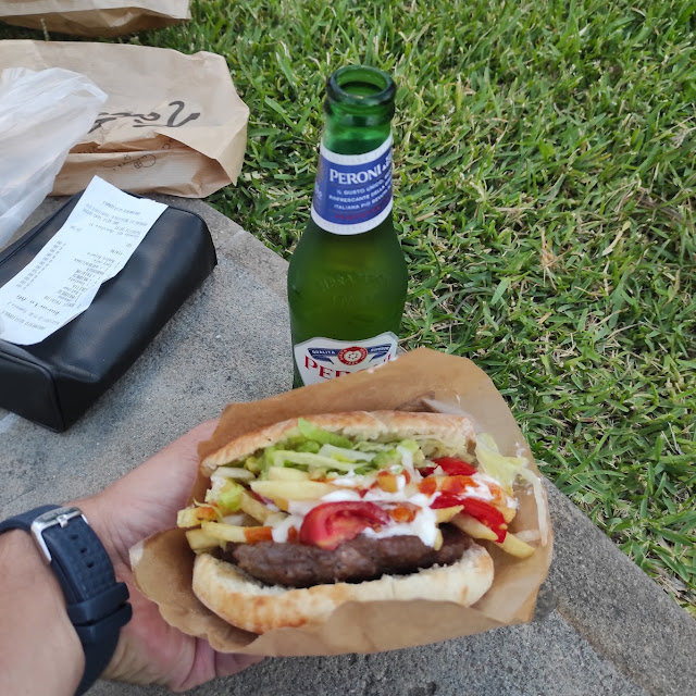 Panino Con Hamburger Patatine Pomodoro E Insalata