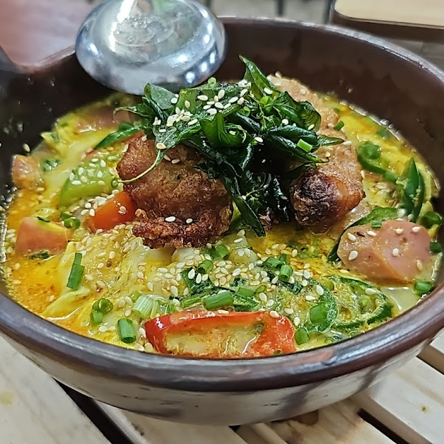 Nasi Telur Kocok Saus Laksa Ayam Bawang