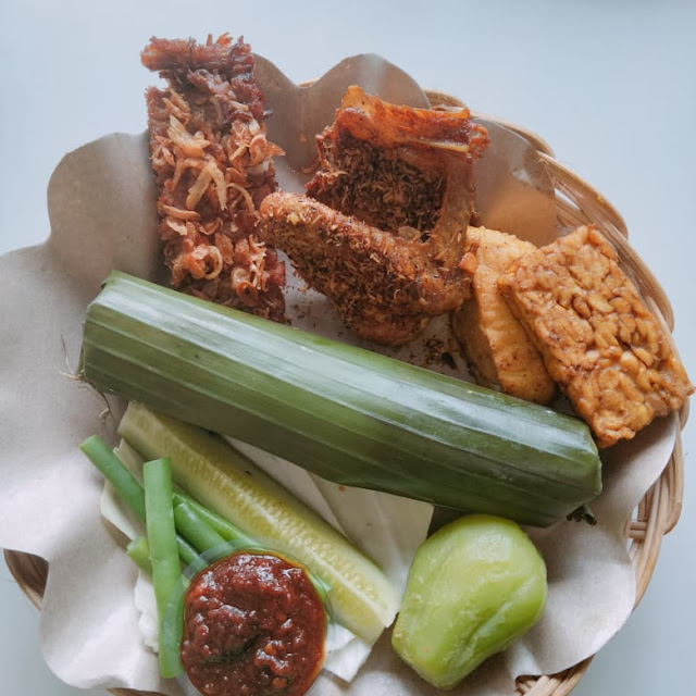 Paket C Ayam Bakar Paha Dada Nasi Timbel Tahu Tempe Lalab Sambal