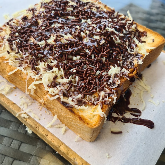 Toast with Chocolate and Cheese Topping