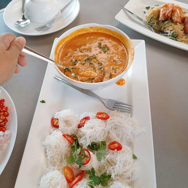 Rice Noodles with Green Curry and Fish Balls