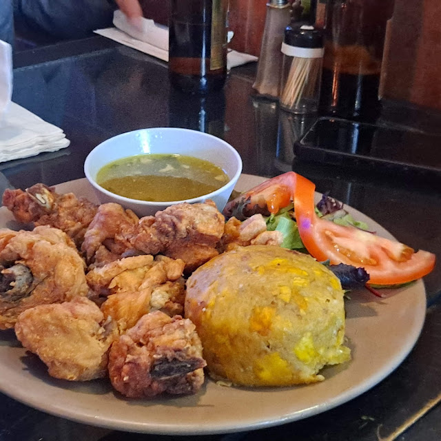 Pollo Frito Con Mofongo Ensalada Y Caldo de Pollo