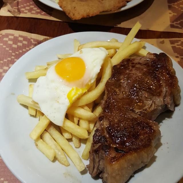Bife de Chorizo Con Papas Fritas A Caballo