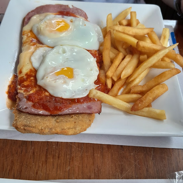 Milanesa Napolitana Con Huevos Fritos Y Papas Fritas
