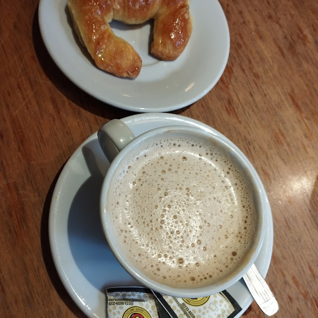 Café Con Leche Con Una Medialuna