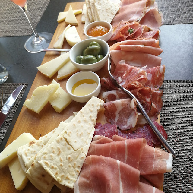 Tagliere Di Salumi E Formaggi