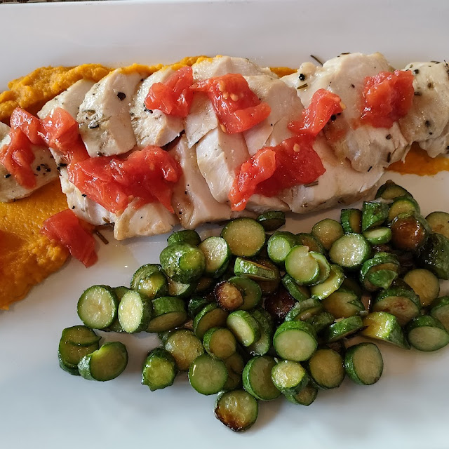 Tagliata Di Pollo Crema Di Carote Zucchine Saltate E Pomodori Navarra