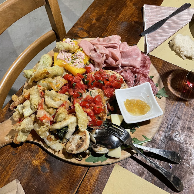 Tagliere Di Salumi Formaggi Frittura Di Verdure E Bruschette