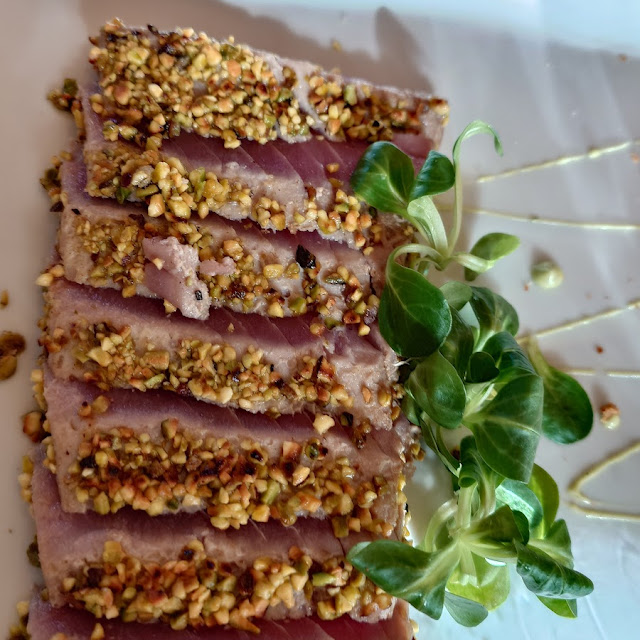 Tagliata Di Tonno Al Pistacchio E Giardiniera